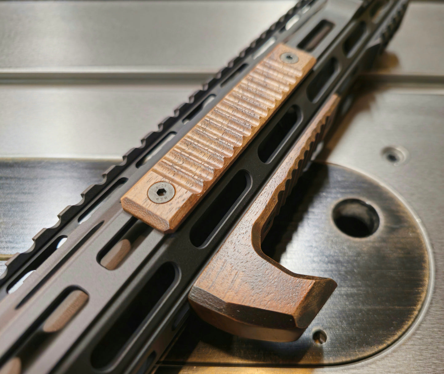 2.5 slot. Walnut Mlok rail panels. Line texture style