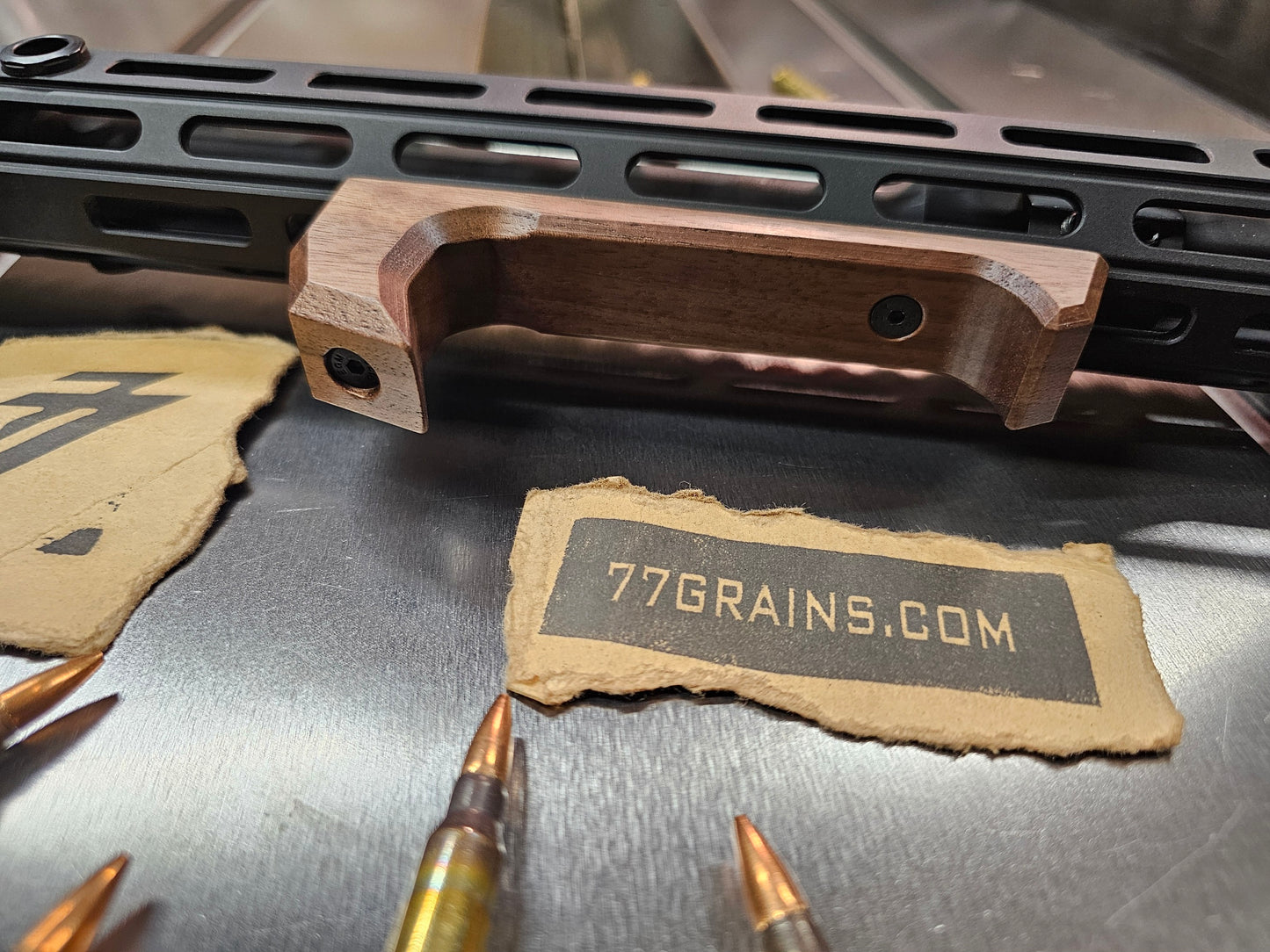 M-lok foregrip, walnut